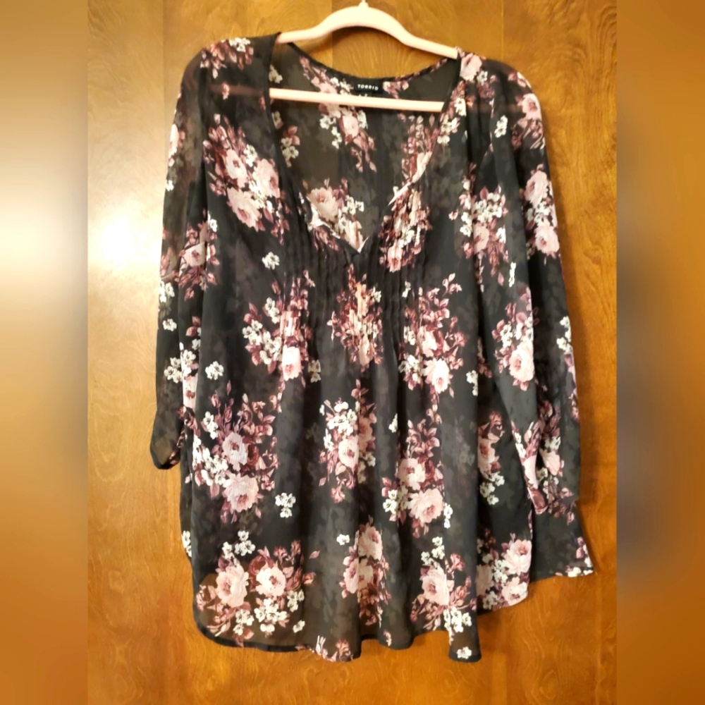 Torrid Floral Blouse Size 2 (Women's size 2x)
